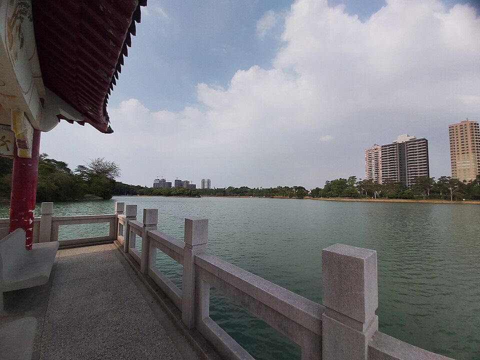 澄清湖中式涼亭與湖岸步道