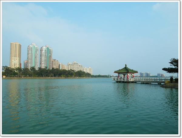 澄清湖風景區湖畔涼亭與九曲橋實景