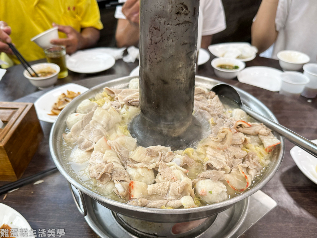 劉家酸菜白肉鍋創始店傳統炭火煙囪銅鍋實景