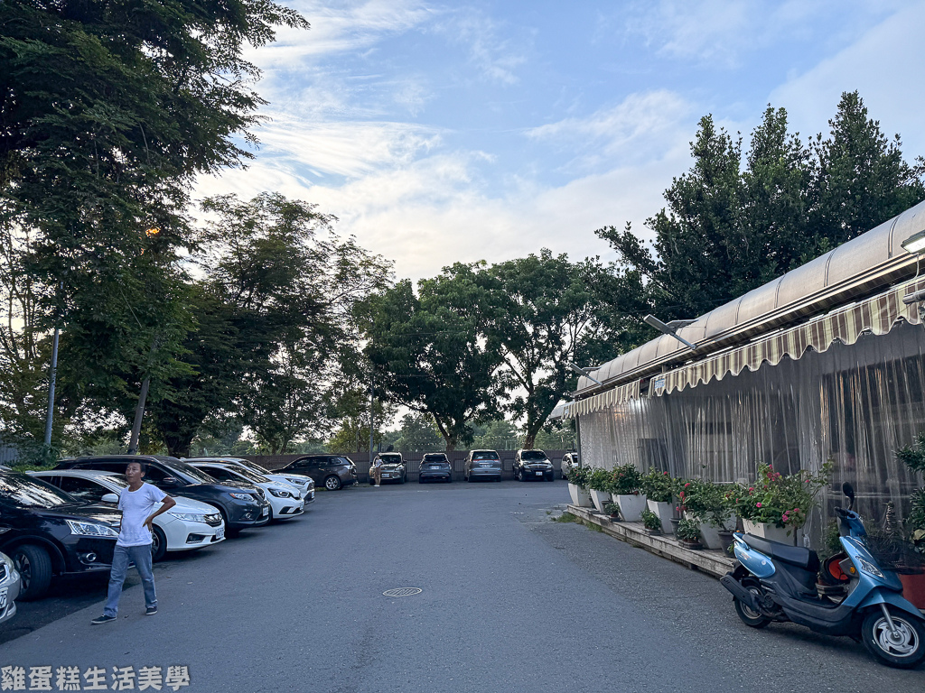 左營中正堂劉家酸菜白肉鍋創始店外觀與專屬停車場